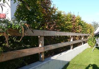 Stabiler Balkenzaun aus Lärchenholz